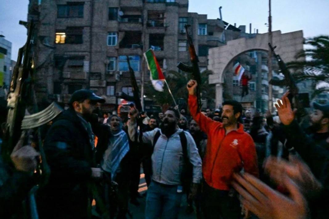 Esad rejimi bitti Suriye’de yeni dönem başladı: Şam’da halk sokaklara akın etti 12